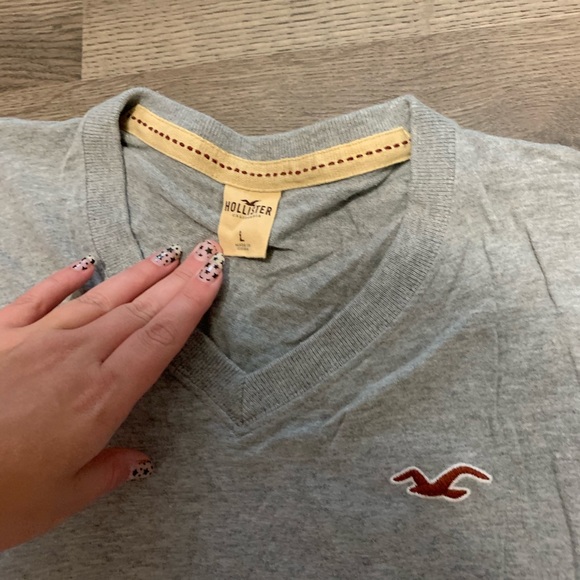Hollister V-Neck - Picture 2 of 3